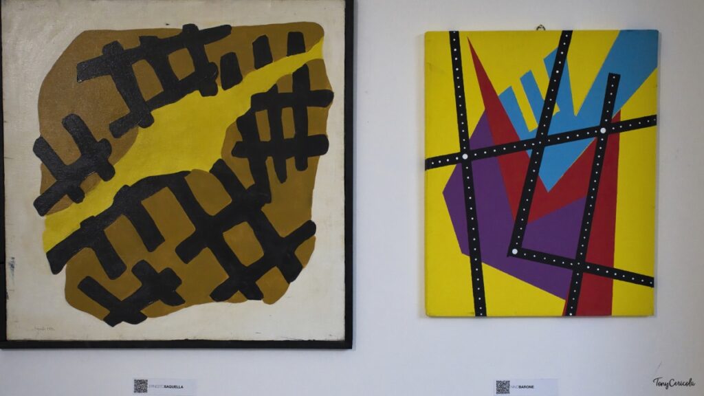 A sinistra :“Griglie” (1983) – Tecnica mista su carta, cm 60x60 di Ernesto Saquella
