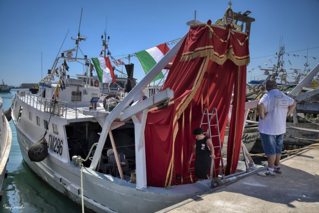 Poro di Termoli - Il peschereccio "Stella di mare" che porterà il santo nelle processione a mare del 3 agosto 2025