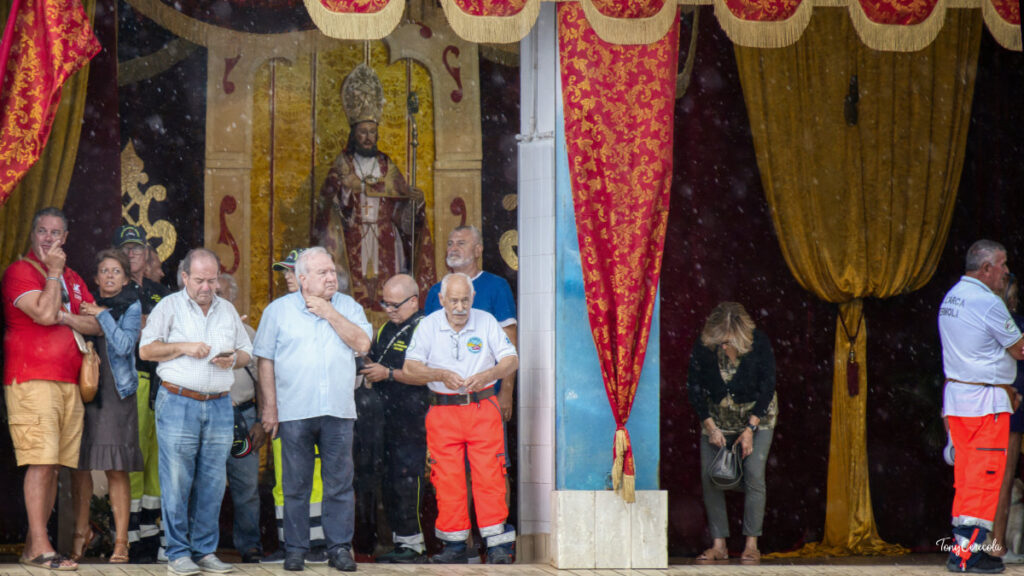 Termoli 3 agosto 2025 - San Basso al riparo al Mercato Ittico... processione ore 19 annullata per avverse condizioni meteo.