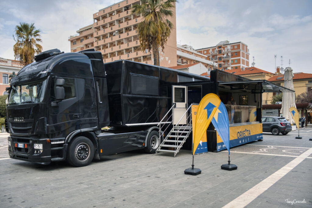 OrientaMolì arriva a Termoli: il truck dell’orientamento sosta in Piazza Monumento