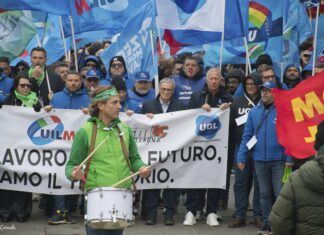Termoli, centinaia in piazza per difendere lo stabilimento Stellantis