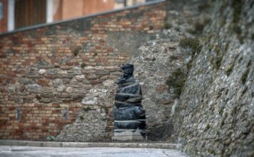 Un busto in bronzo per Federico II di Svevia ai piedi del suo castello a Termoli