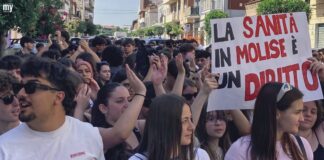 Studenti in piazza a Termoli, il grido in difesa degli ospedali: “Giù le mani dalla sanità molisana”