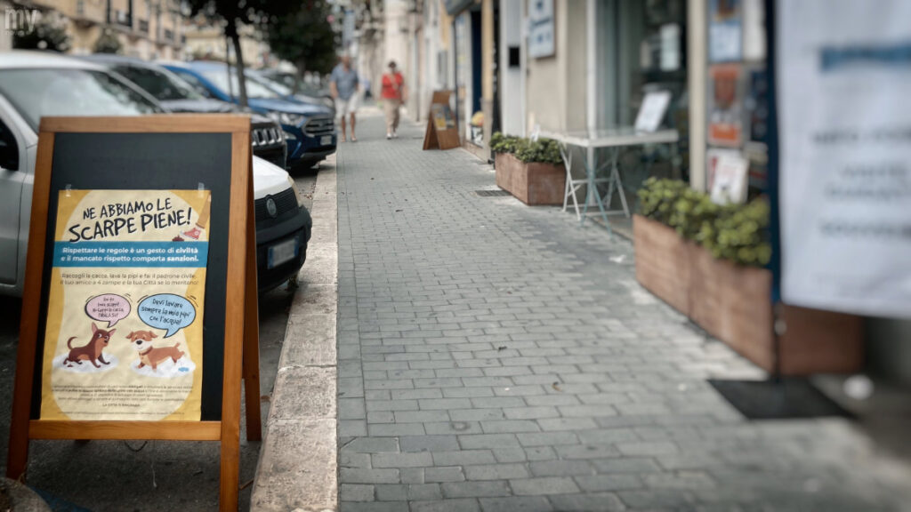 Termoli, deiezioni canine - "Ne abbiamo le scarpe piene!"... in una locandina esposta di un'attività del centro.