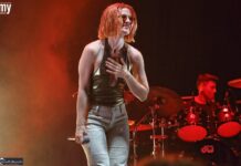 Attimi di paura a San Salvo Marina: Noemi cade dal palco, concerto sospeso