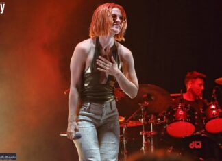 Attimi di paura a San Salvo Marina: Noemi cade dal palco, concerto sospeso