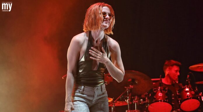 Attimi di paura a San Salvo Marina: Noemi cade dal palco, concerto sospeso