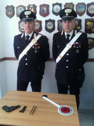 Carabinieri con la pistola sequestrata
