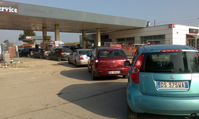 La fila di auto al distributore Q8