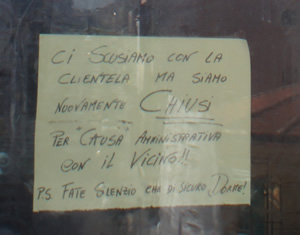 Il cartello affisso sulla porta del Club Il cartello affisso sulla porta del Club