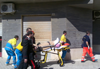 la donna trasportata in barella