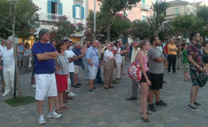 Gente in piazza