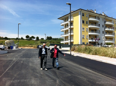 La parte di strada asfaltata di via delle Tamerici