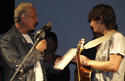 Il presidente del Parco Gargano, Stefano Pecorella, premia il cantante Pierdavide Carone (foto Gabrio) Il presidente del Parco Gargano, Stefano Pecorella, premia il cantante Pierdavide Carone (foto Gabrio)