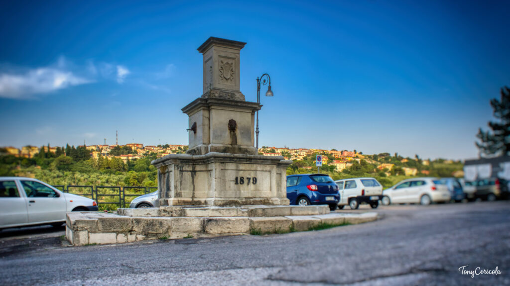Larino - Piazza Roma, la fontana di marmo costruita nel 1879.