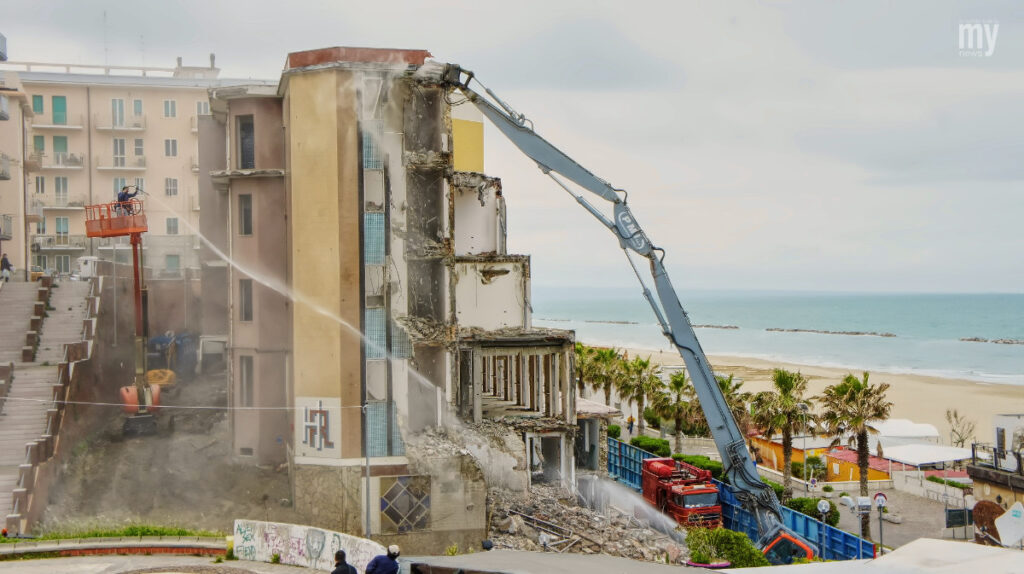 Demolizione Hotel Rosary