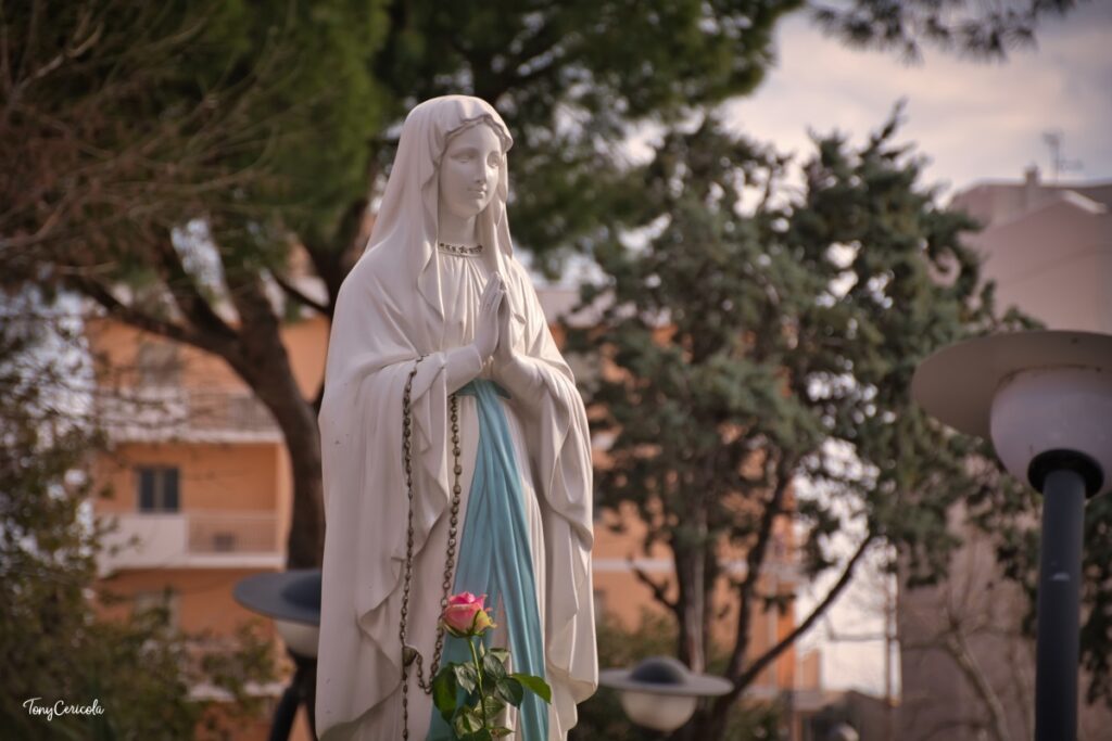 La statua della Madonna di Lourdes nel santuario della Madonna delle Grazie di Termoli