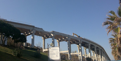 Il viadotto in fase di demolizione