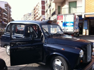 Il Taxi davanti scuola