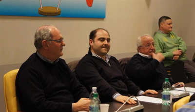 Il Sindaco Di Brino assiste al consiglio tra i tavoli della minoranza