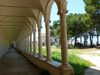San Nicola, porticato nel primo Chiostro (Foto C.L. Smoke)