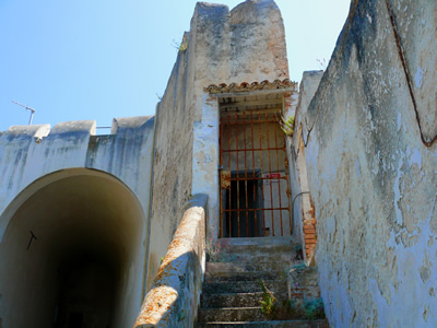 San Nicola, accesso alla torre del cavaliere di San Nicolò (Foto Charly L. Smoke)