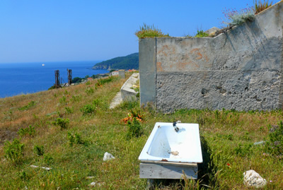 San Nicola, vasca da bagno con vista mare (C.L. Smoke)