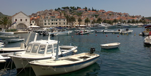 Il caratteristico porto di Hvar in Croazia