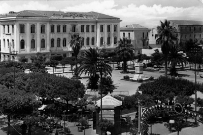 Piazza Monumento ... una piazza d'altri tempi (Foto tratta da Humanitas) Piazza Monumento ... una piazza d'altri tempi (Foto tratta da Humanitas)