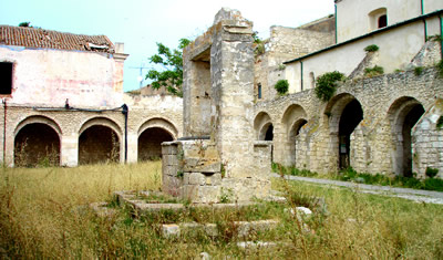 San Nicola: chiostro dell'Abbazia. (foto C.L.Smoke) San Nicola: chiostro dell'Abbazia. (foto C.L.Smoke)