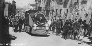 1° Maggio 1953.Campobasso. Sfilata dei Carri dei Ferrovieri della CGIL